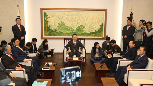 정세균 국회의장과 여야 3당 원내대표가 19일 국회 의장접견실에서 정례회동을 갖고 대화를 하고 있다./연합뉴스